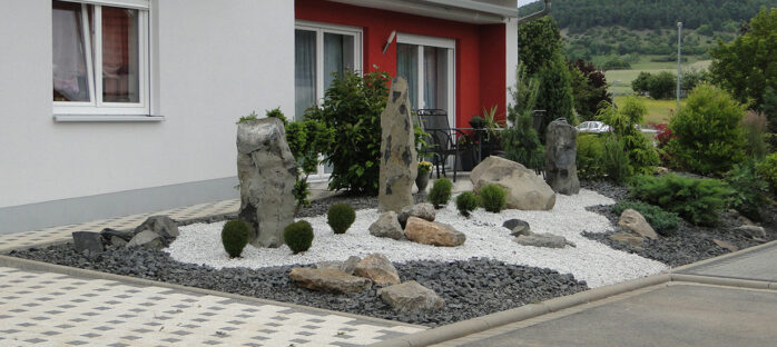 Neugestaltung Vorgarten mit Terrasse und Hofeinfahrt