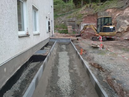 Pflastergehwegeinfassung Mehrfamilienhaus in Trabitz