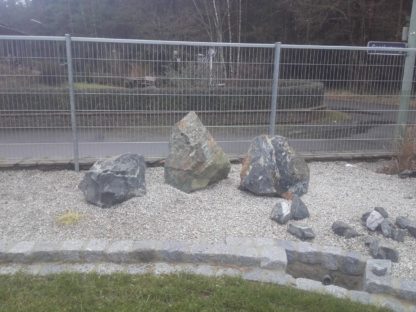 Steingarten mit Findlingen