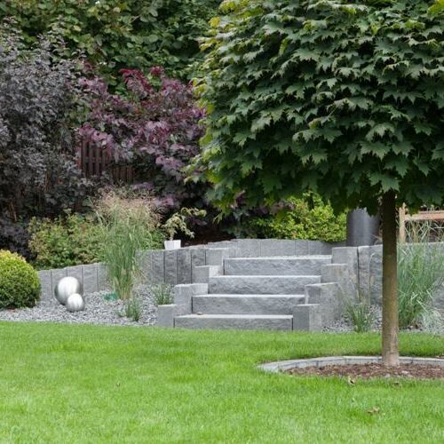 Steingarten mit Treppenaufgang