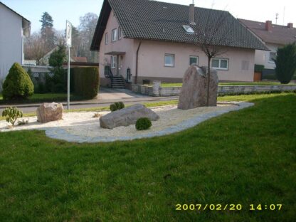 Steingarten mit Findlingen