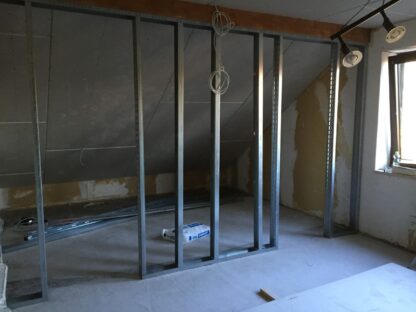 Trockenbauwand für begehbaren Schrank in Dachschräge