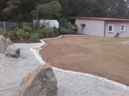 Neugestaltung Gartenanlage - Rasenfläche und Steingarten