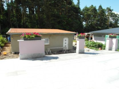 Terrasse mit Pfeilern für Geländerbefestigung