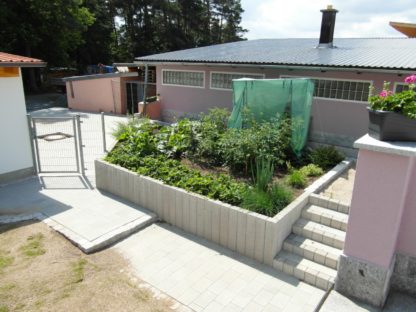 Hochbeet mit Treppenaufgang