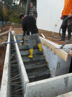 Betoniervorgang einer selbstgeschalten Treppe