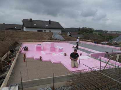 Verlegung der Dämmung unter der Bodenplatte