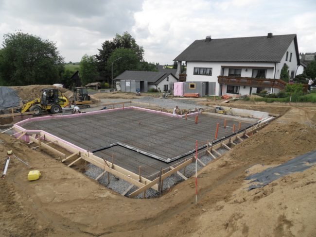 Bodenplatte mit Armierung für Wohnhaus mit Büro