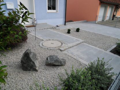 Vorgarten mit moderner Gestaltung in Parkstein