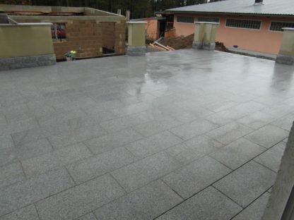 Terrasse mit Granitplattenverlegung 1