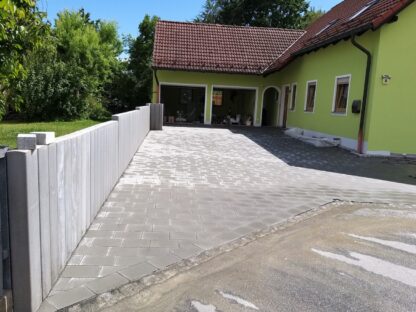 Fertig gepflasterte Hofeinfahrt