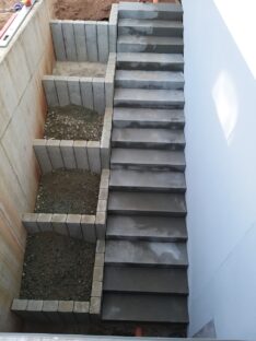 Gestaltung Kellertreppe mit Blumenbeeteinfassungen