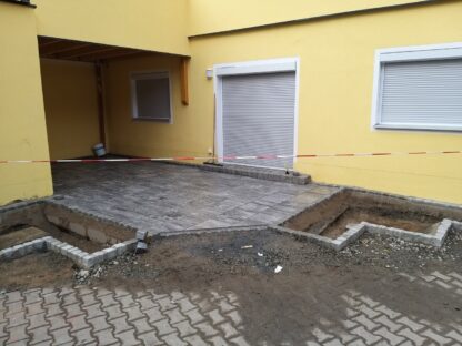 Kleine Terrasse mit Pflanzbeeteinfassungen