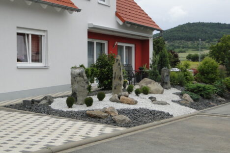 Vorgarten mit Basaltsäulen